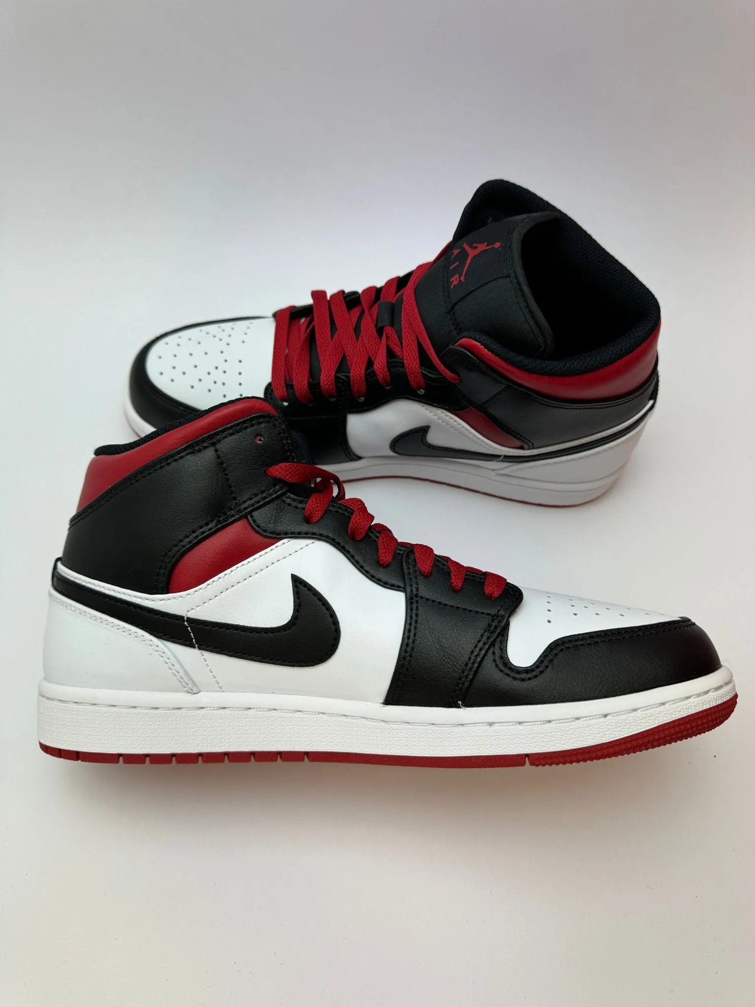 Air Jordan 1 Mid "Gym Red Black Toe"