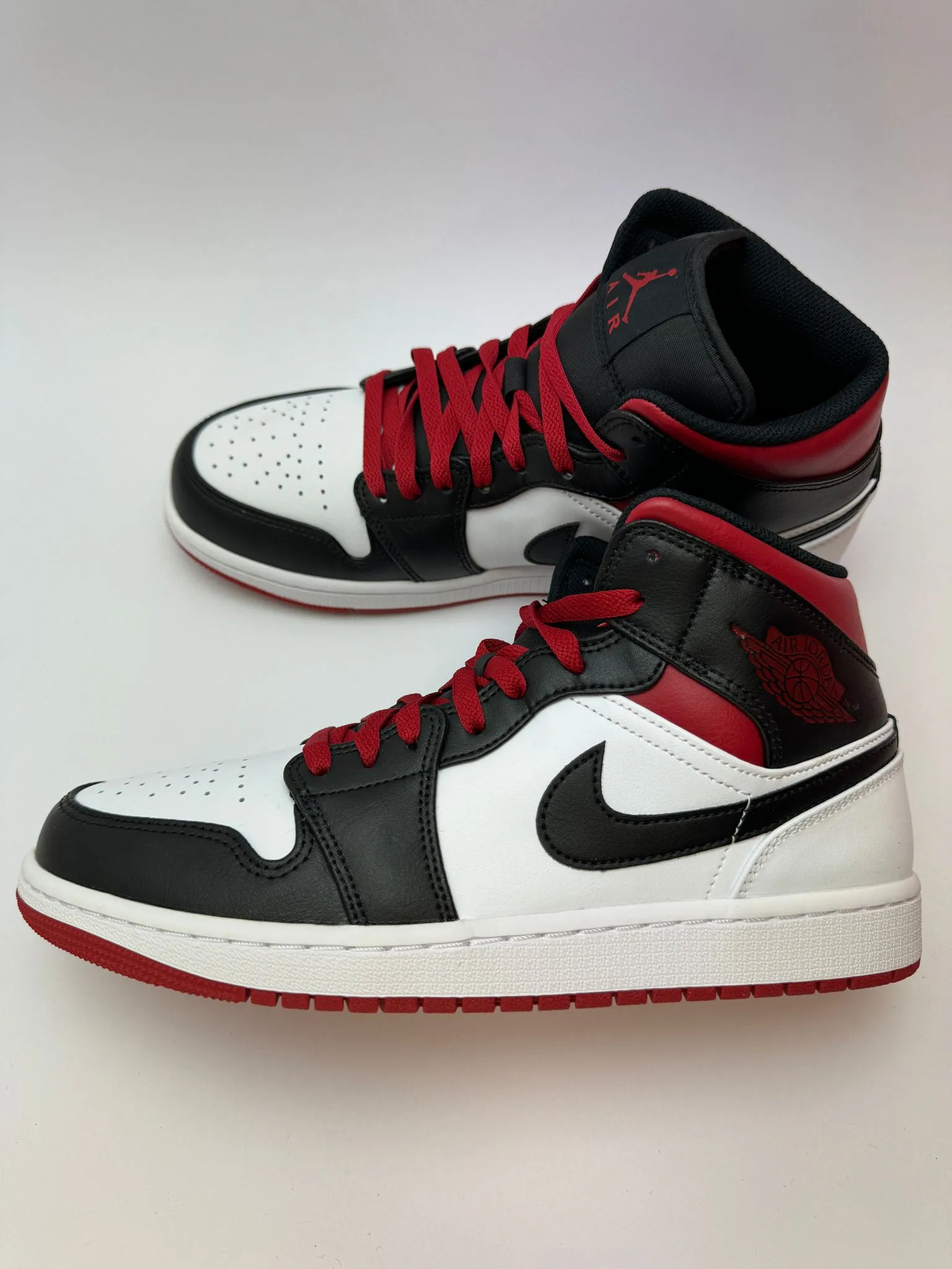 Air Jordan 1 Mid "Gym Red Black Toe"