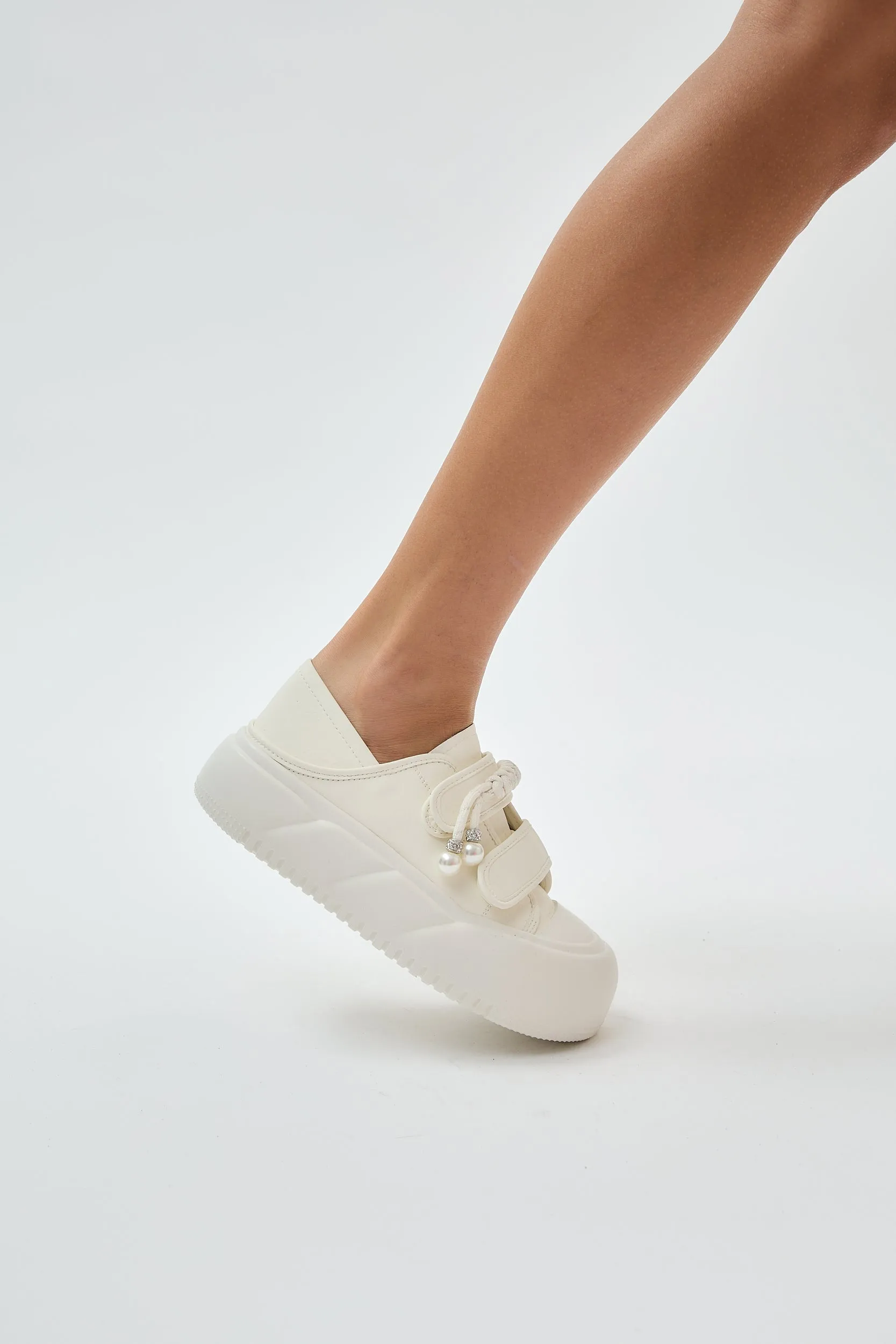 Callidora White