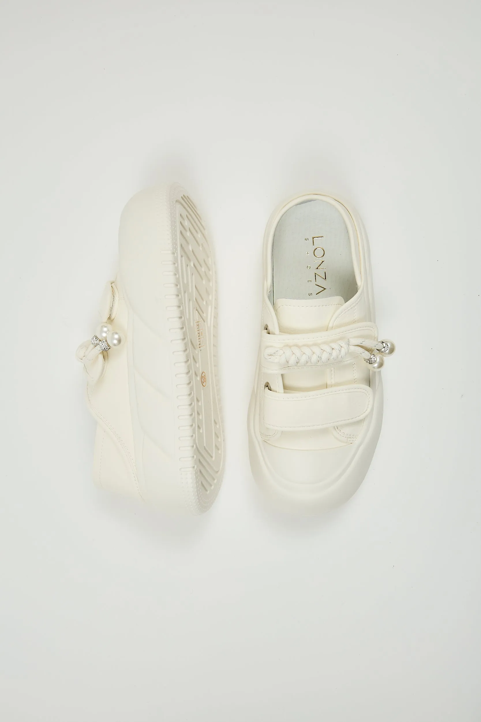 Callidora White