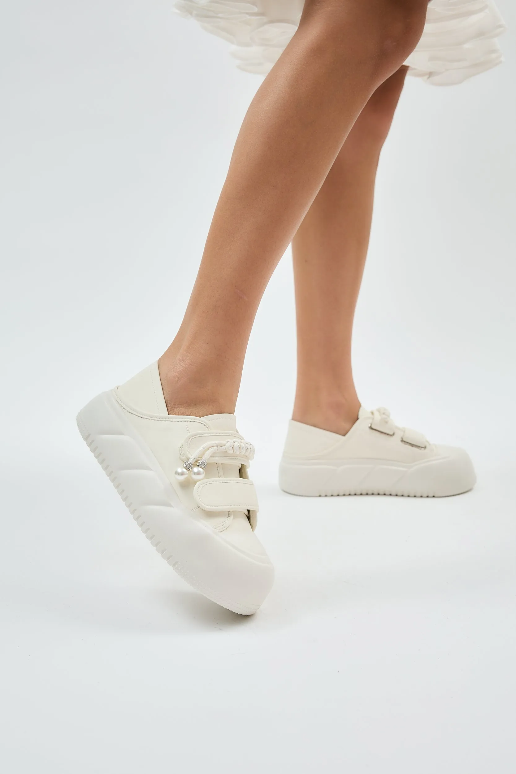 Callidora White