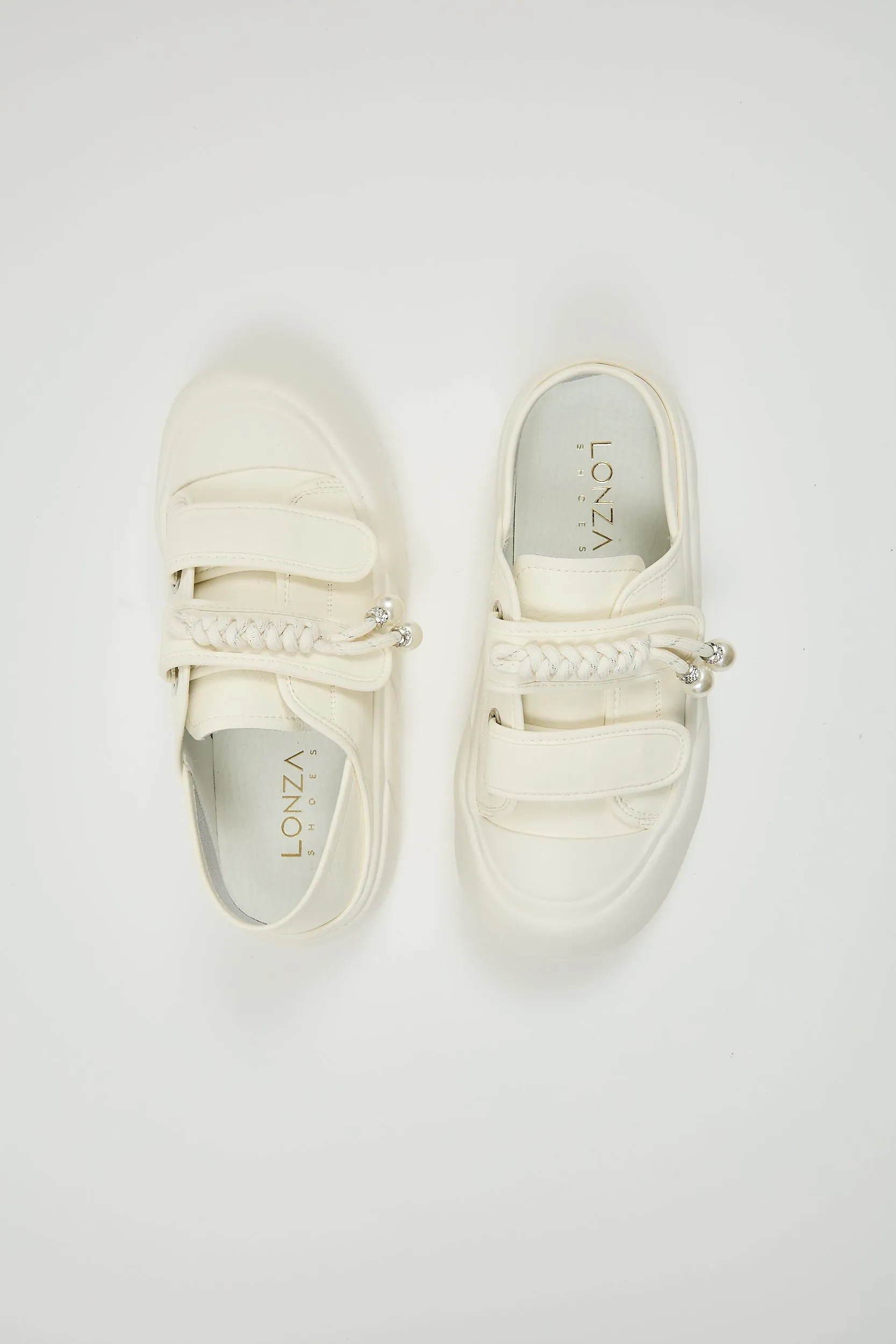 Callidora White
